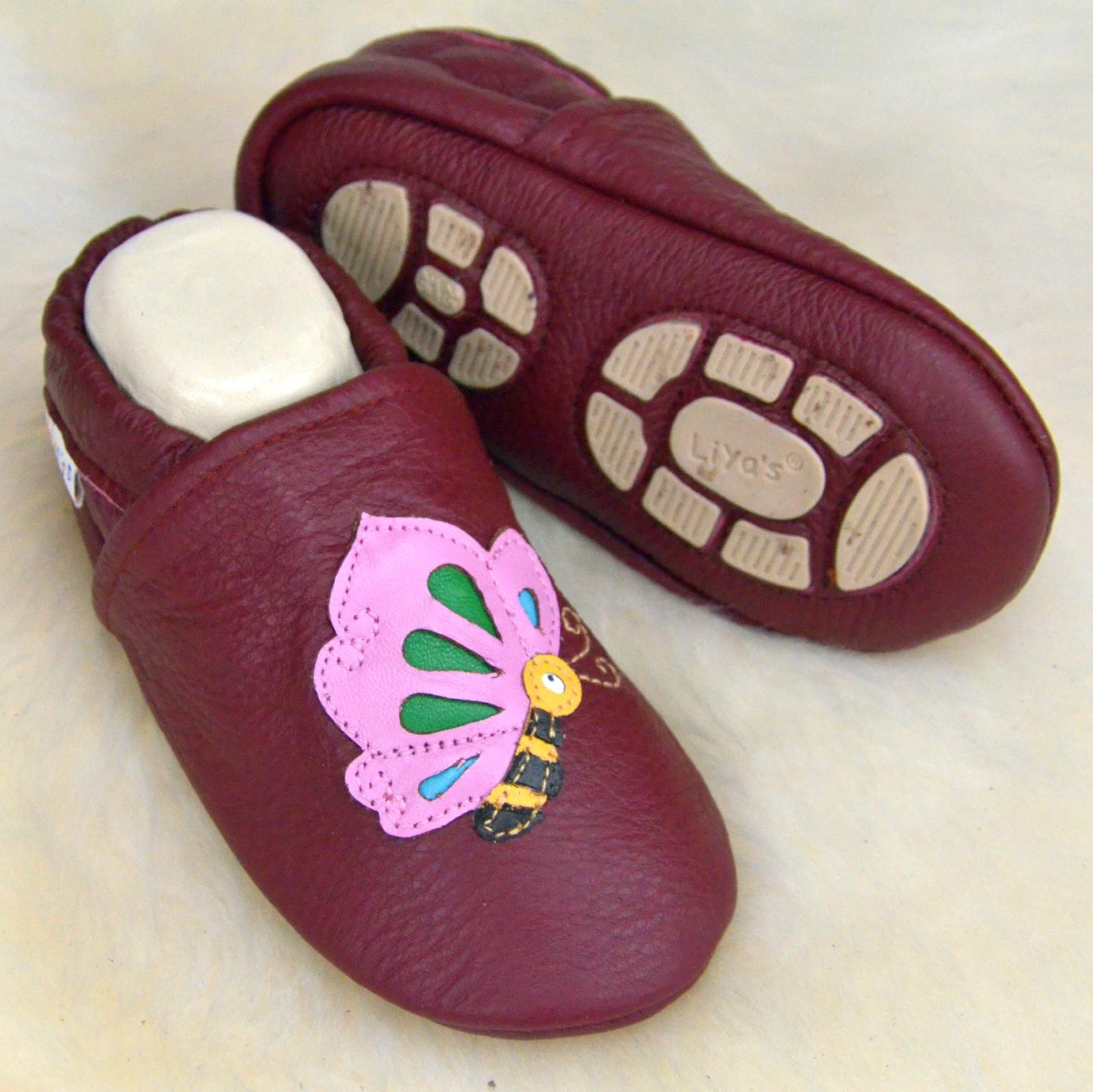 Liya's Hauschuhe mit Gummisohle - #661 Schmetterling in weinrot