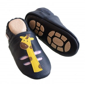 Liya's Hauschuhe mit Gummisohle - #633 Sommerpuschen Giraffe in marineblau